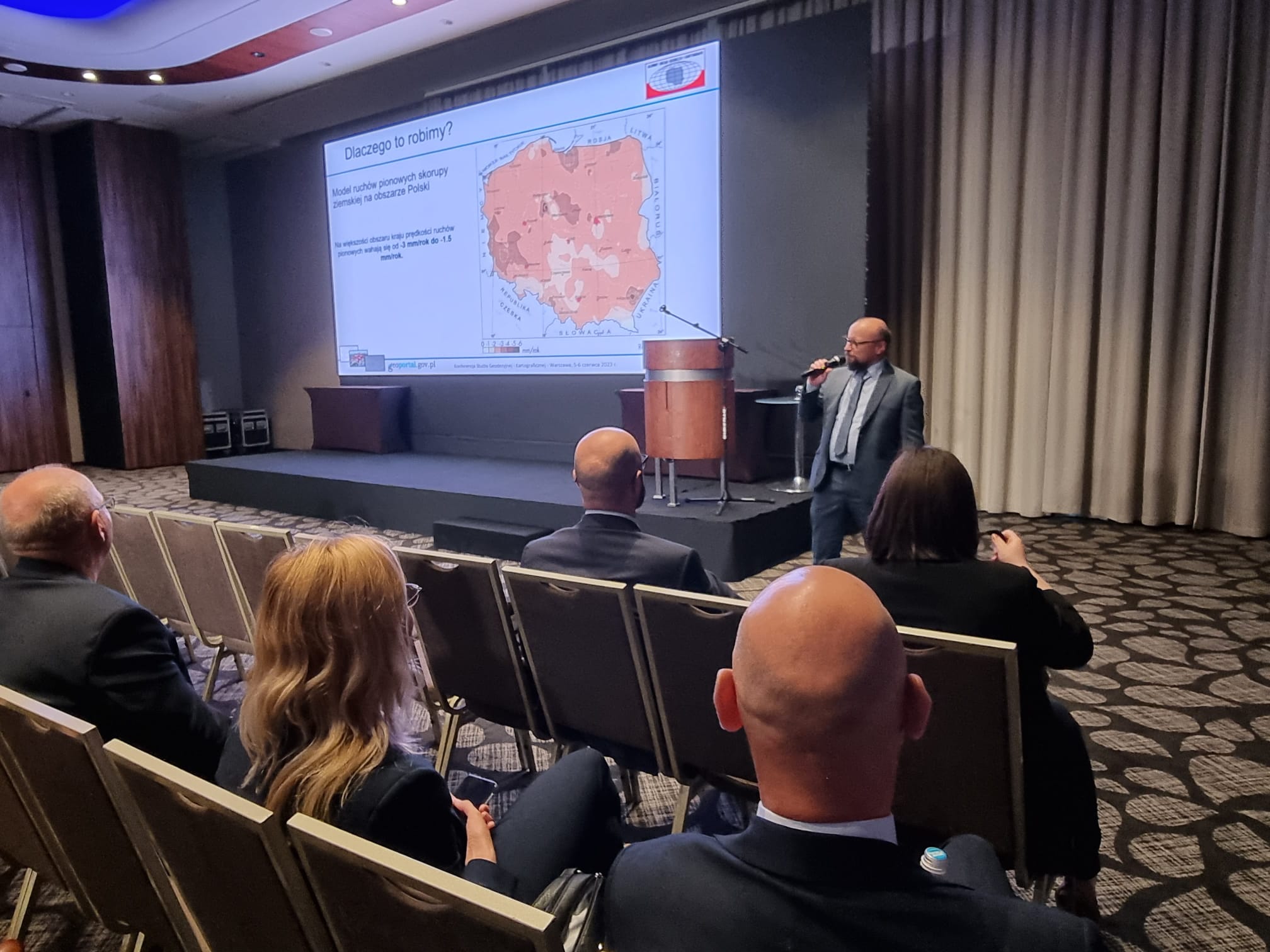 Jarosław Somla z Departamentu GI GUGiK przedstawia prezentację na temat ASG-EUPOS