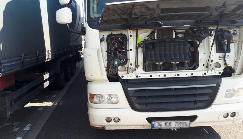 W instalacji elektrycznej ciężarówki znaleziono niedozwolone urządzenia.