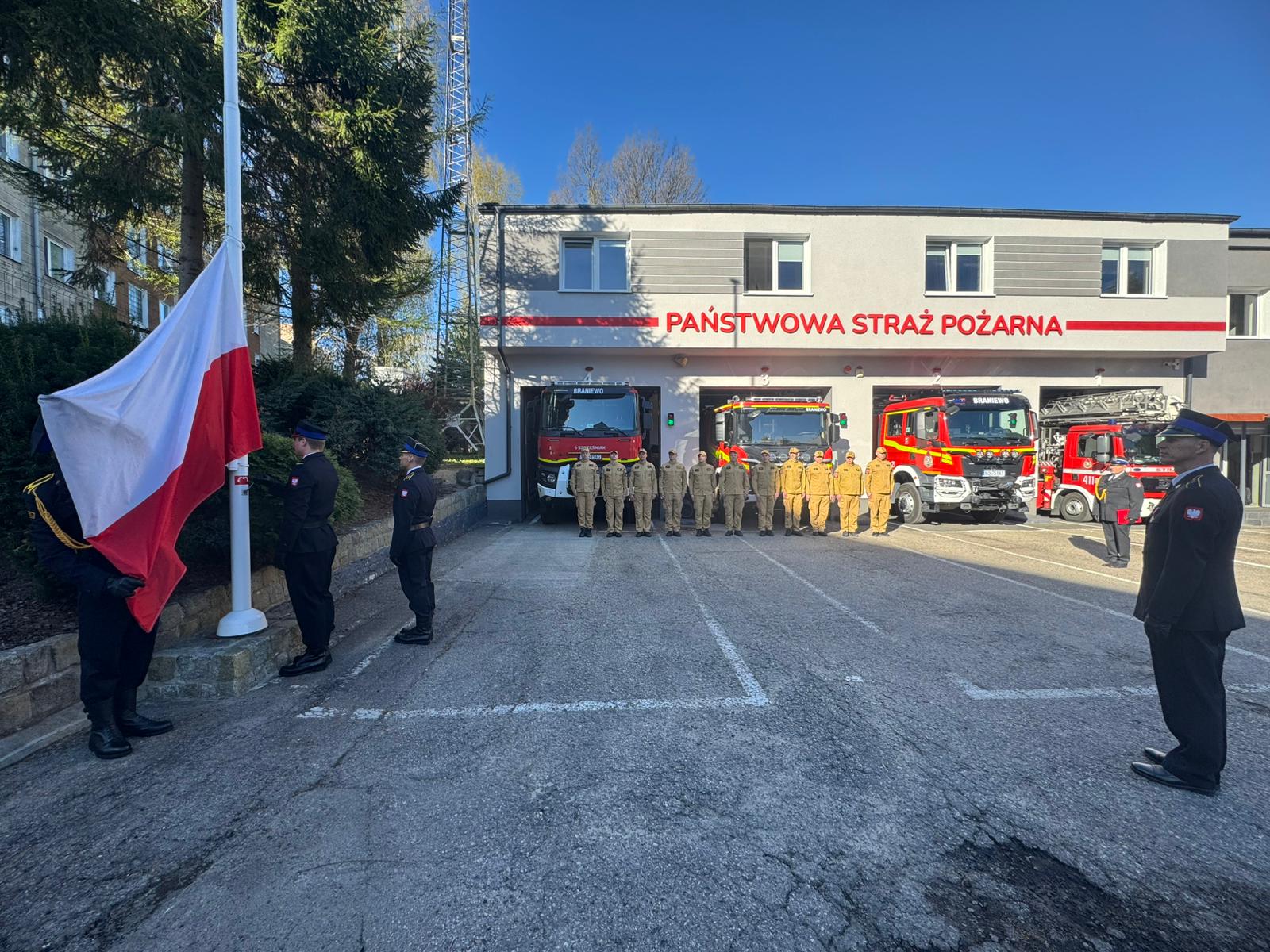 2 maja - uroczyste podniesienie Flagi w jednostce Państwowej Straży Pożarnej w Braniewie