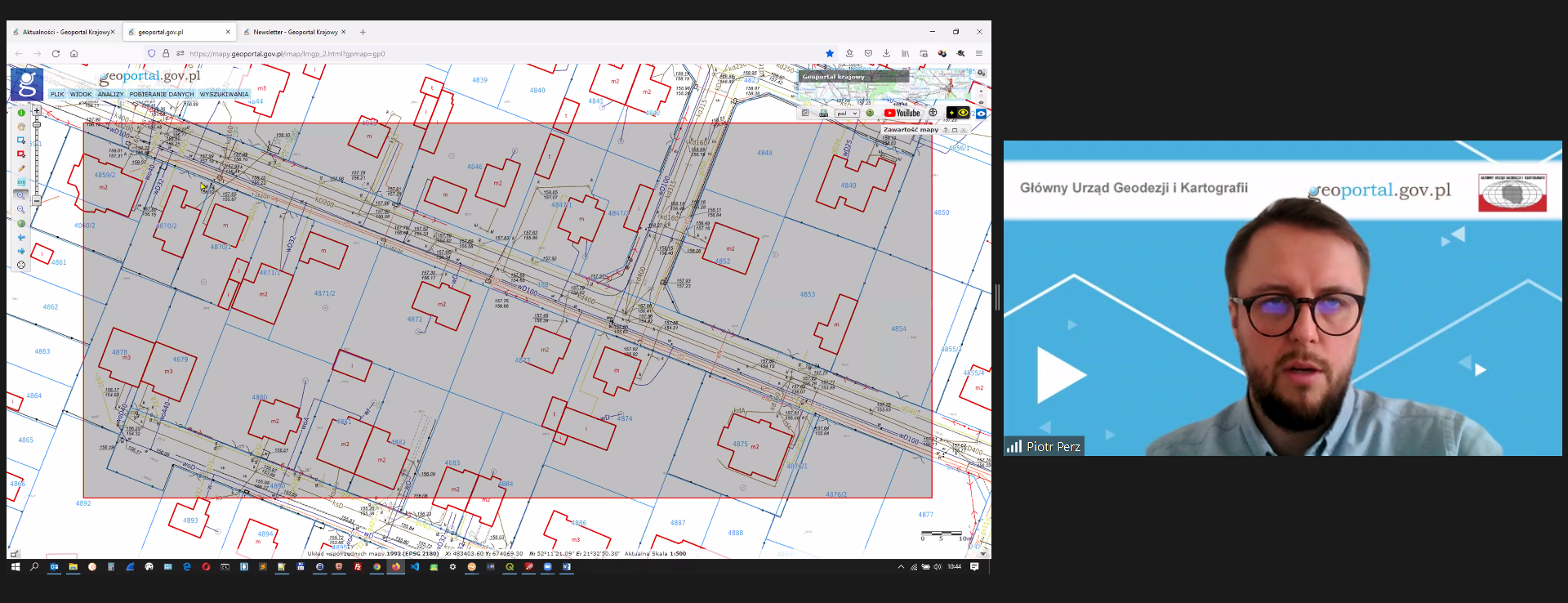 Zrzut ekranu z programu ZOOM. Po lewej widok na stronę geoportal.gov.pl, a po prawej pracownik GUGiK podczas prezentacji Geoportalu.