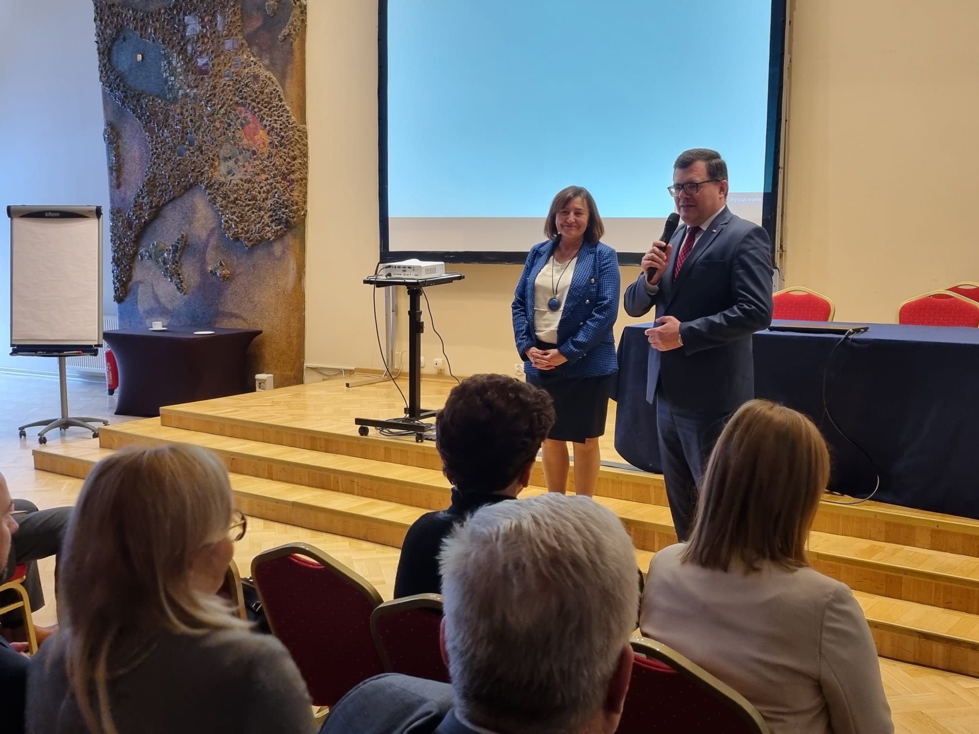 Piotr Uściński, Wiceminister Rozwoju i Technologii oraz Alicja Kulka, p.o. Główny Geodeta Kraju podczas spotkania p.o. Głównego Geodety Kraju Alicji Kulki z Wojewódzkimi Inspektorami Nadzoru Geodezyjnego i Kartograficznego oraz Geodetami Województw.