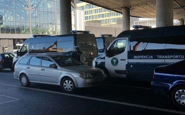Kierowcy świadczący zarobkowy przewóz osób bez licencji zostali skontrolowani przez łódzką ITD. 