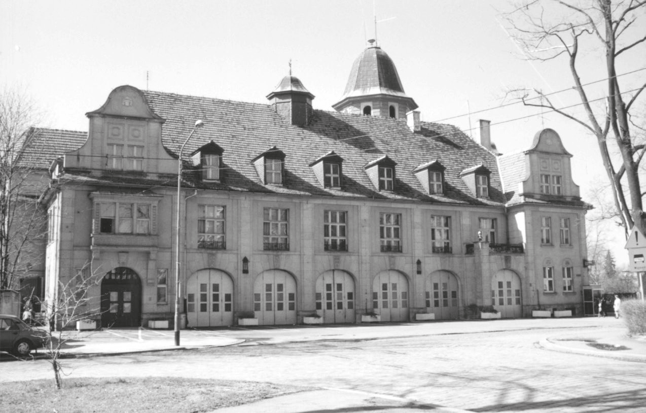 Zdjęcie przedstawia siedzibę Komendy i Zawodowej Straży Pożarnej w Nysie.