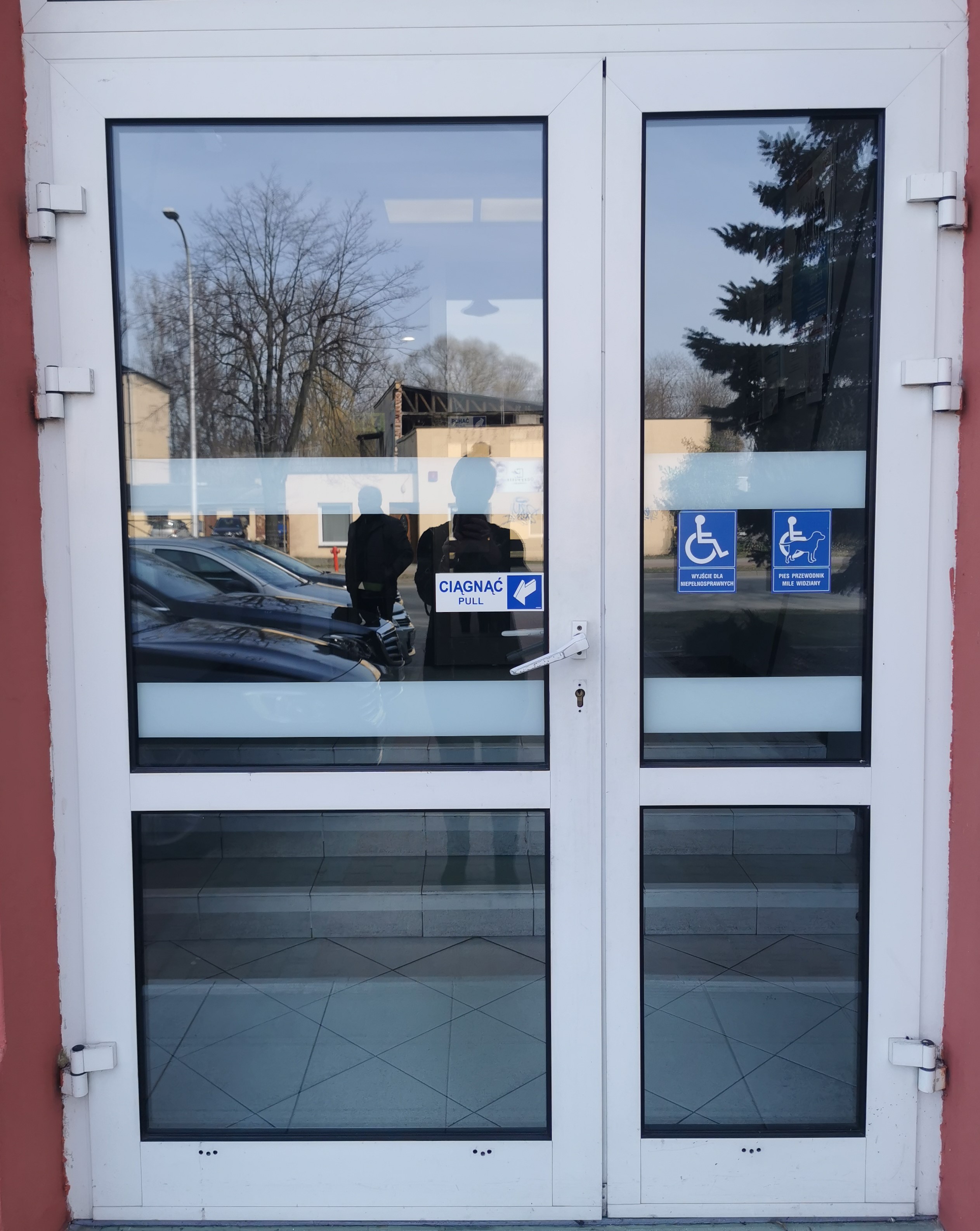 Oznakowanie drzwi wejściowych do KP PSP w Kutnie 