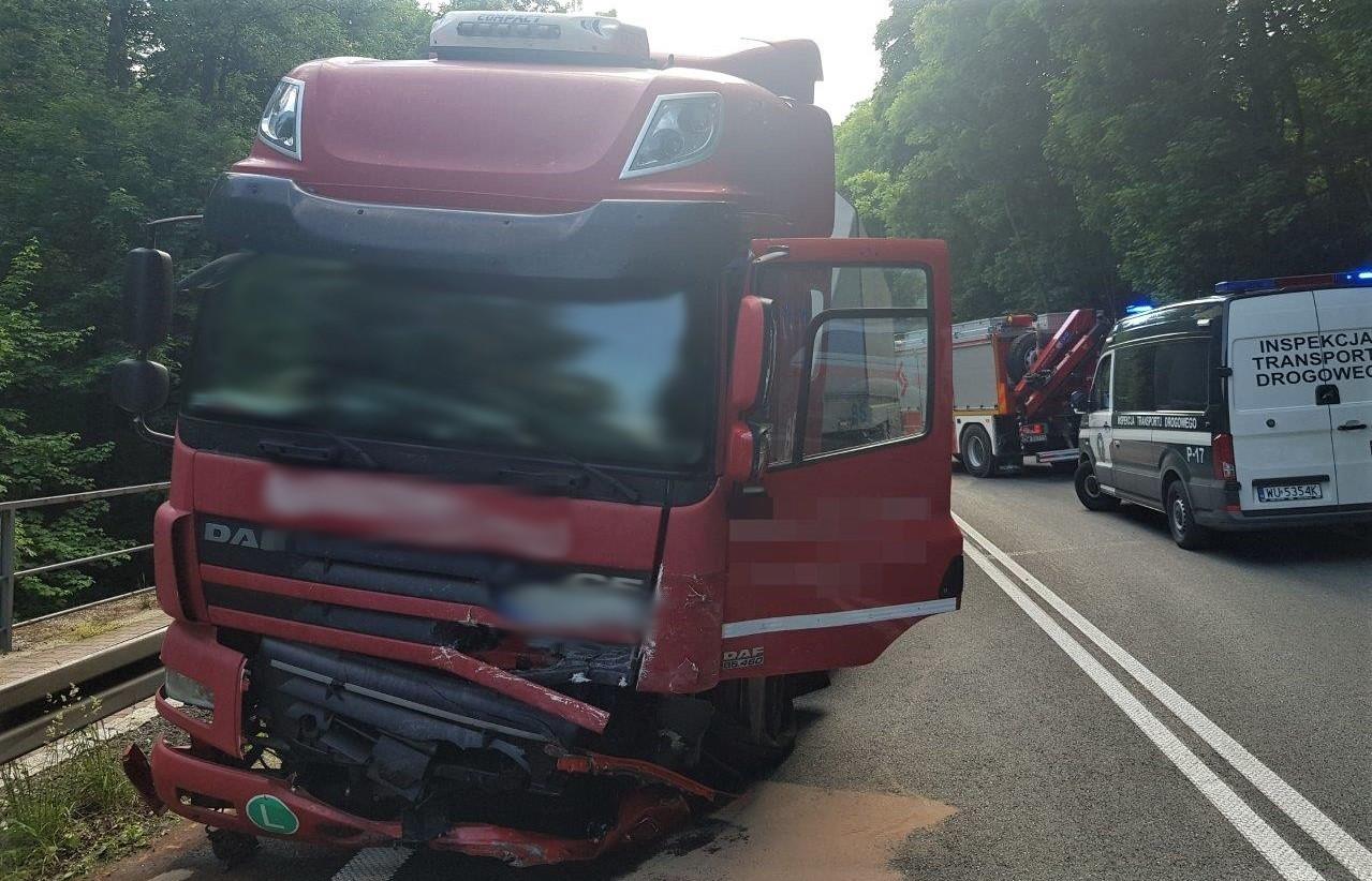 Rozbita ciężarówka i stojący obok niej radiowóz ITD.