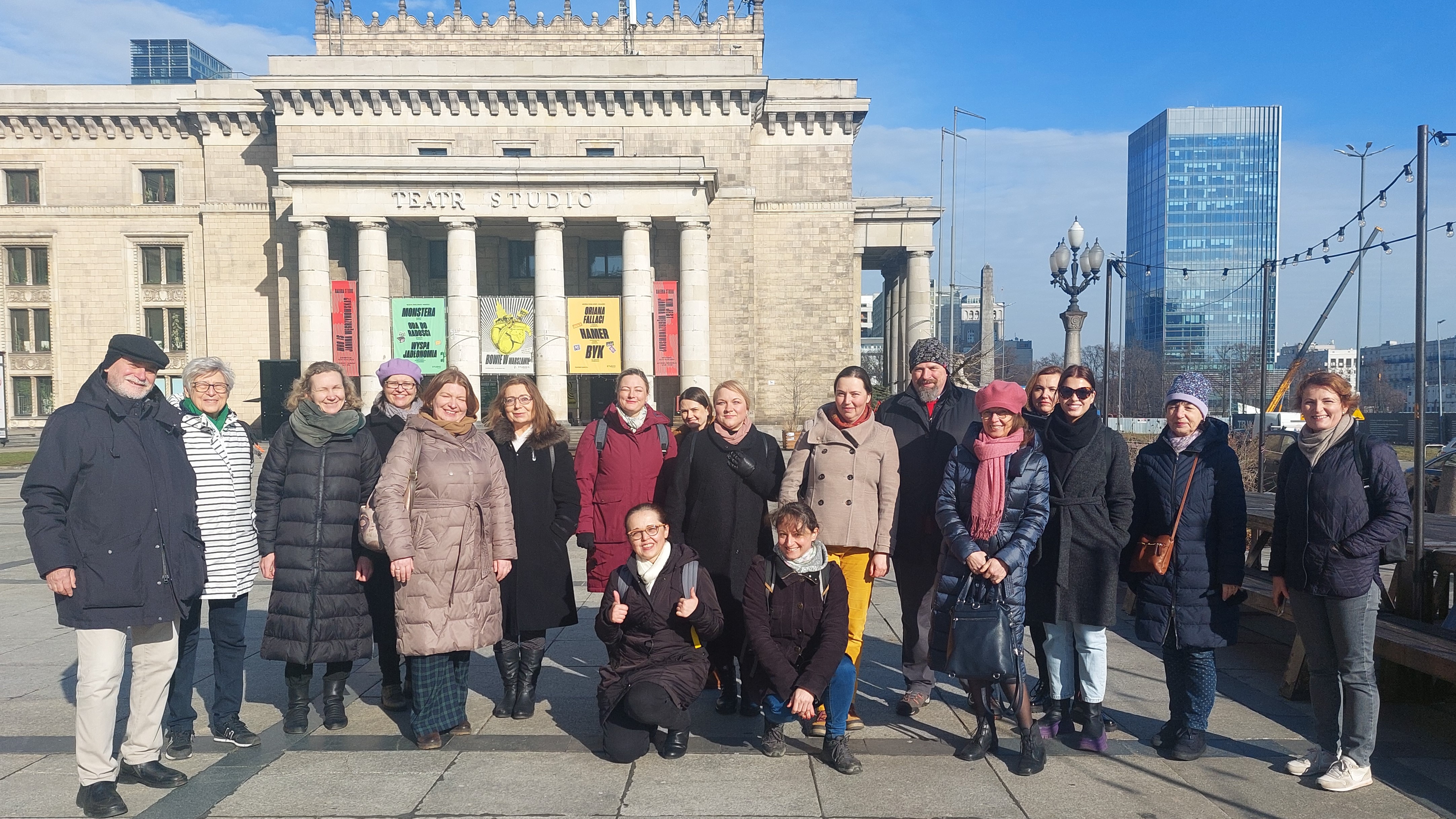 Uczestnicy posiedzenia w trakcie sesji terenowej w Warszawie