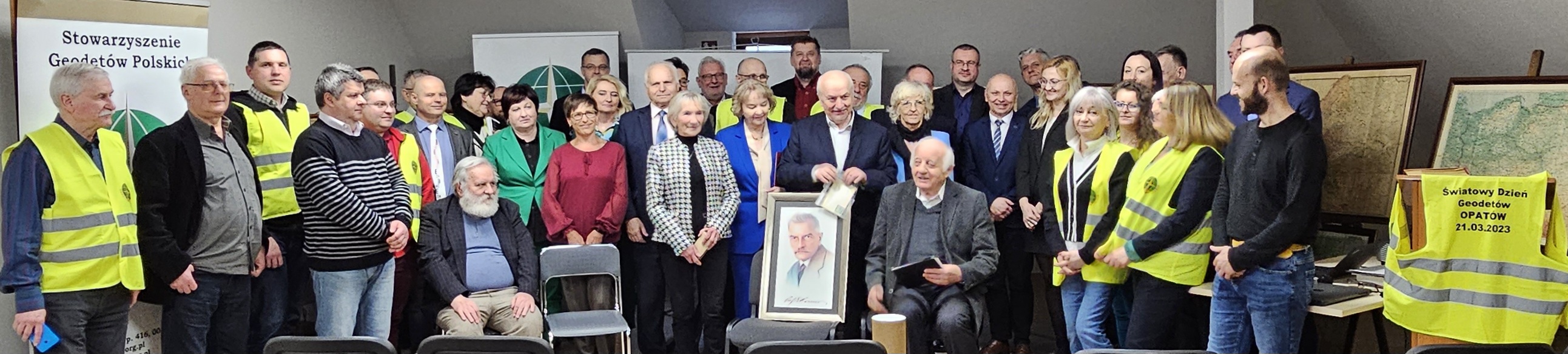 zdjęcie przedstawia uczestników Światowego Dnia Geodetów w Opatowie