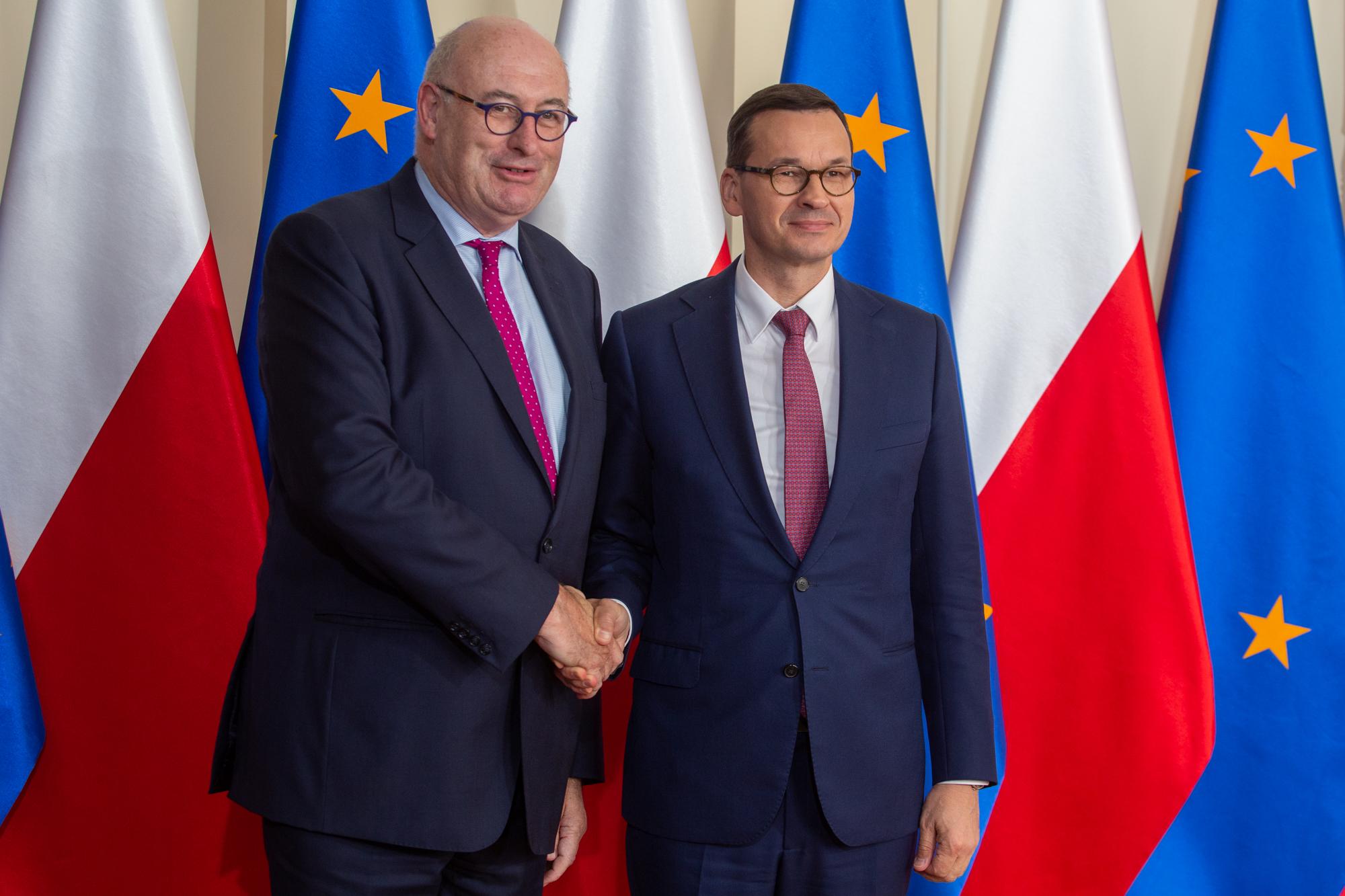 Premier Mateusz Morawiecki wita się z Philem Hoganem.