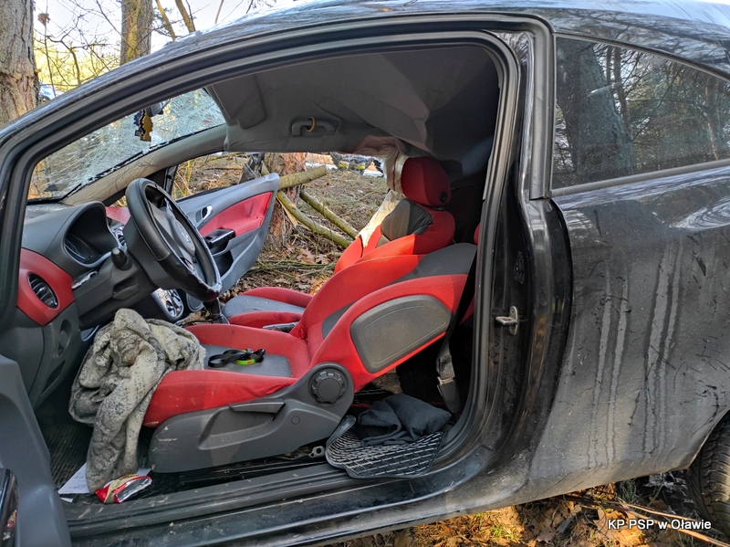 zniszczony Opel Corsa