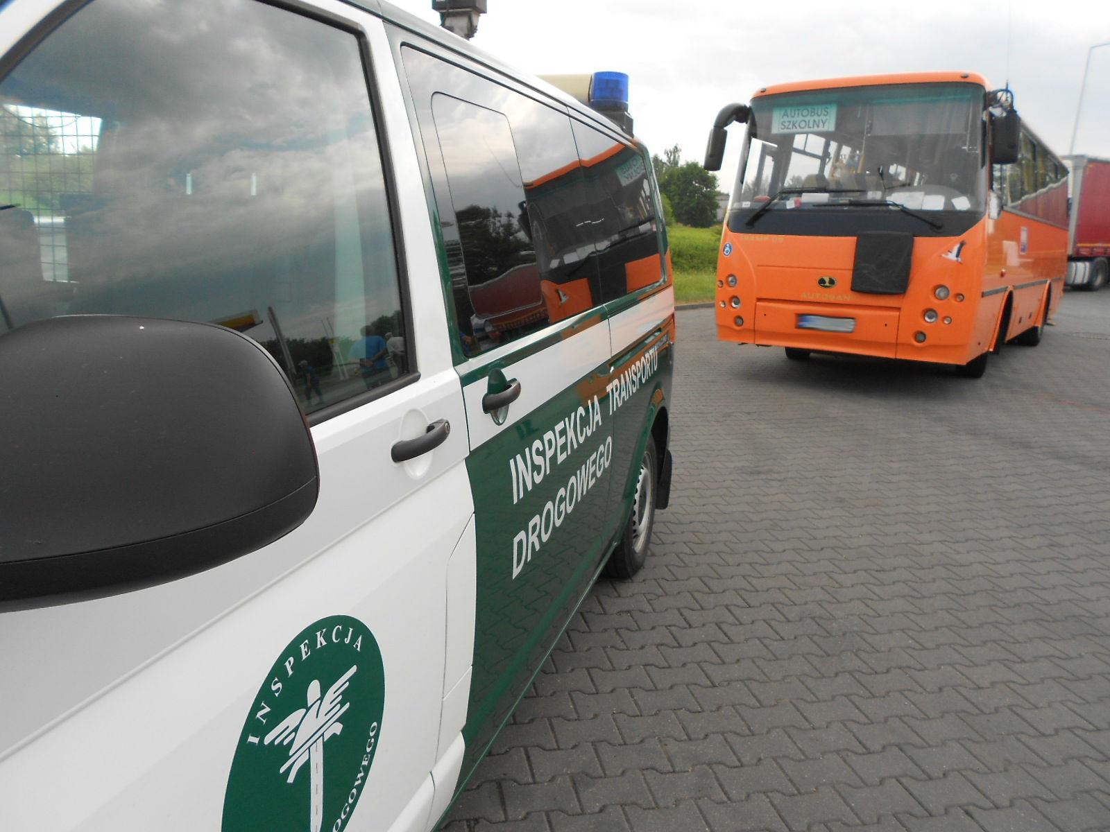 Pomarańczowy autobus i radiowóz