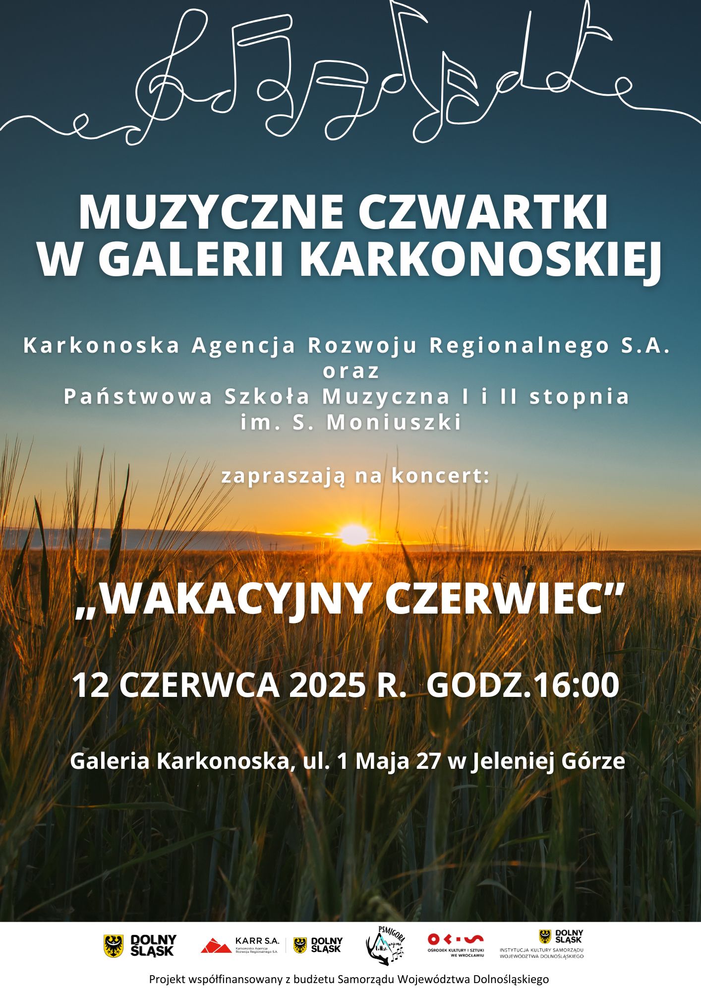 Na tle horyzontu pól z zachodzącym słońcem, białe napisy napisy: Muzyczne czwartki w Galerii Karkonoskiej, KARR S.A. oraz PSM I i II st. w Jeleniej Górze zapraszają na koncert "WAKACYJNY CZERWIEC" 12 czerwca 2025 R. GODZ. 16:00. Galeria Karkonoska, ul. 1 Maja 27 w Jeleniej Górze. Góra plakatu to linia pięciolinii kluczem wiolinowym oraz nutami. W dolnej części, na białym pasie umieszczone loga organizatorów i partnerów.