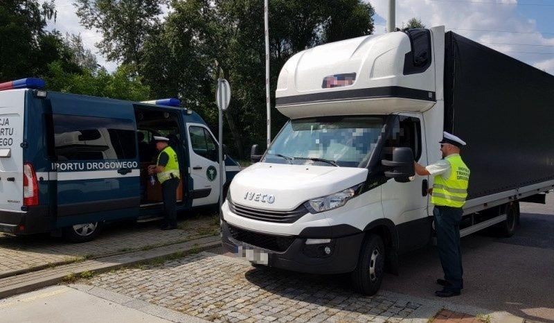 Inspektor przy busie