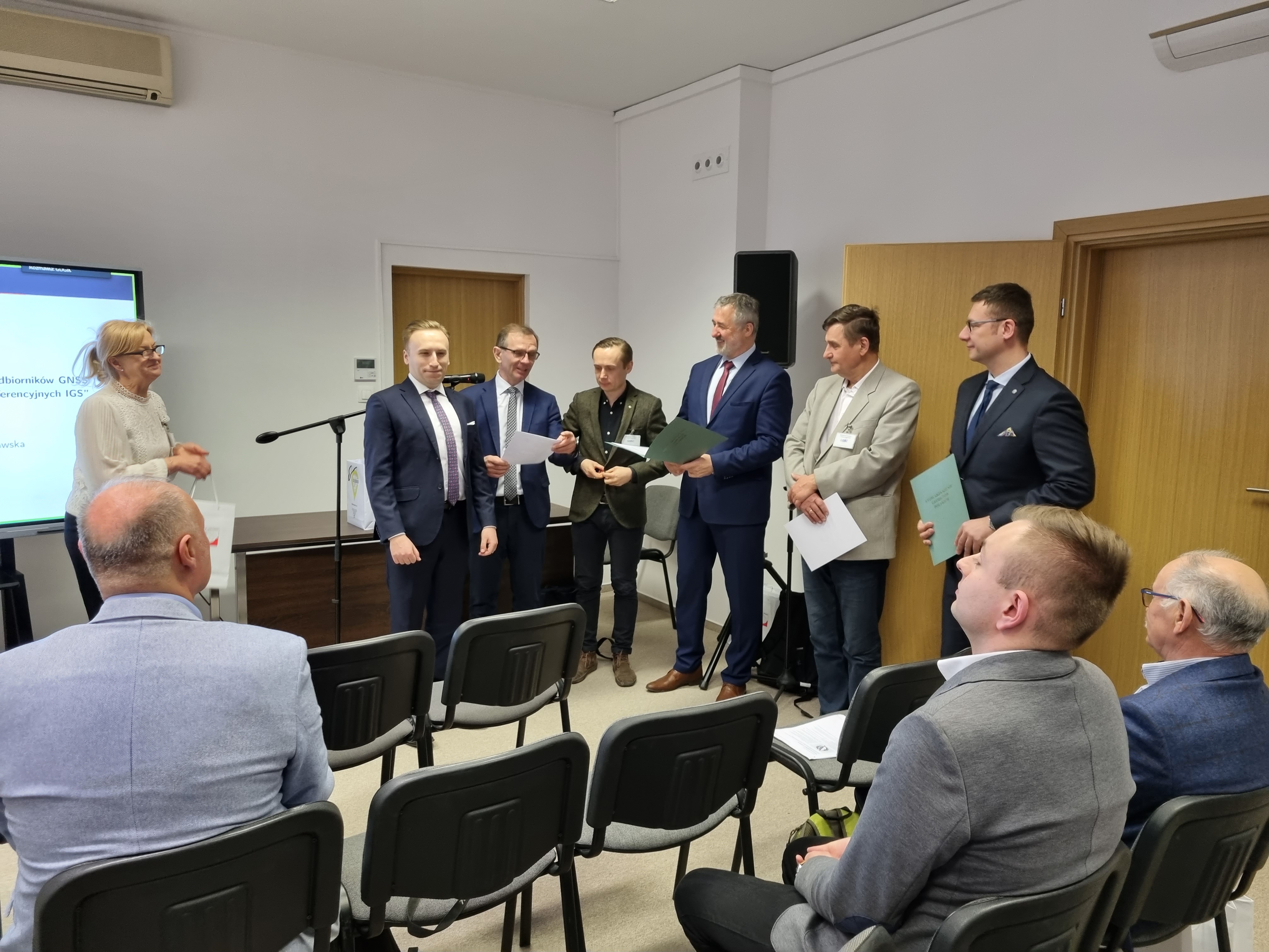 Zaproszeni goście oraz laureaci "Konkursu na najlepsze prace dyplomowe obronione na kierunku geodezja i kartografia w 2020/2021 roku"