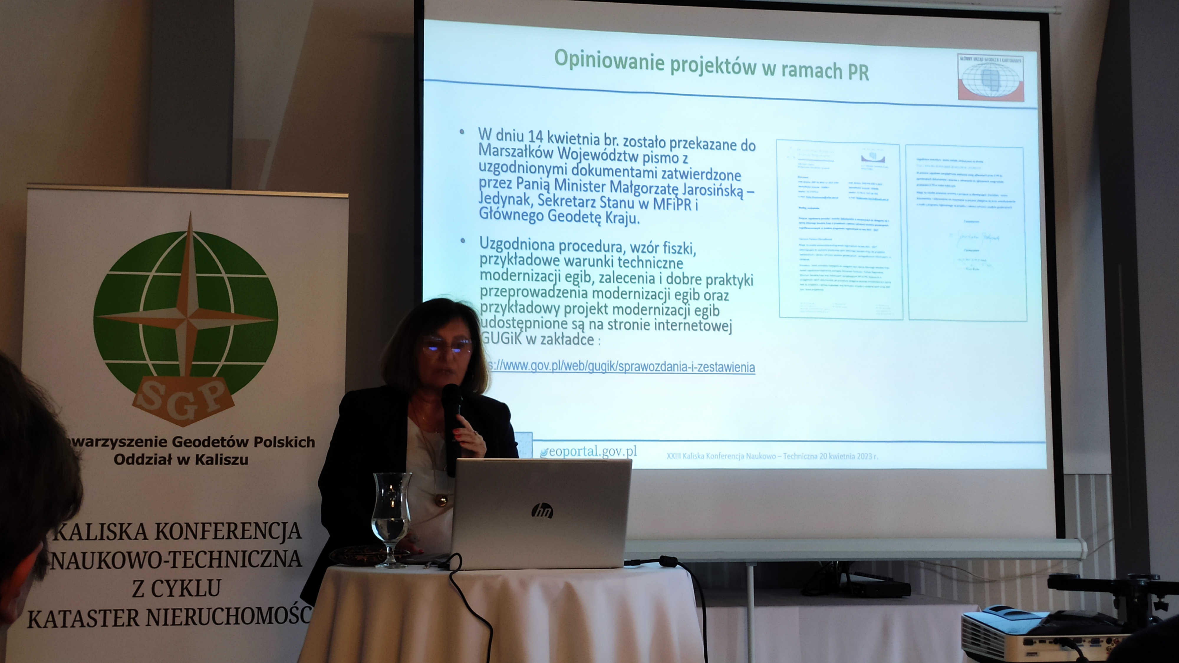 Zdjęcie przedstawia p.o. Głównego Geodetę Kraju Alicję Kulkę podczas konferencji