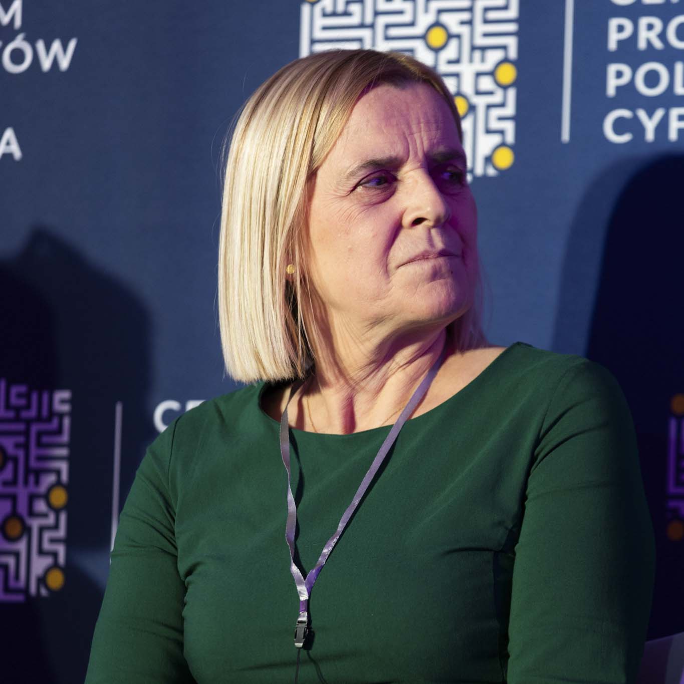 Pani Dorota Pintal zwraca głowę w lewą stronę.