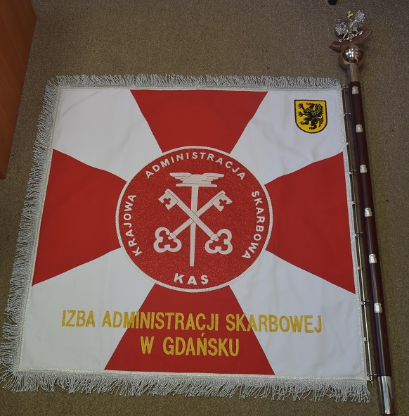 Biało – czerwony sztandar Izby Administracji Skarbowej w Gdańsku