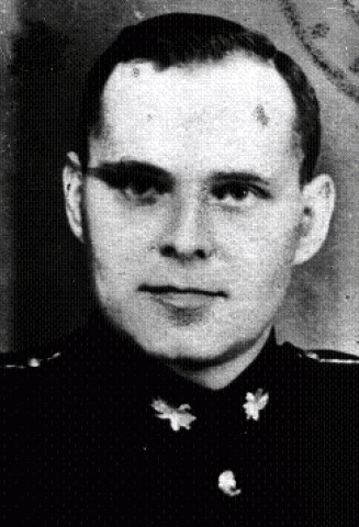 Zdjęcie portretowe czarno białe Komendanta Powiatowego Straży Pożarnej w Lublińcu kapitana Alojzego Gasza w latach 1951 do 1955.