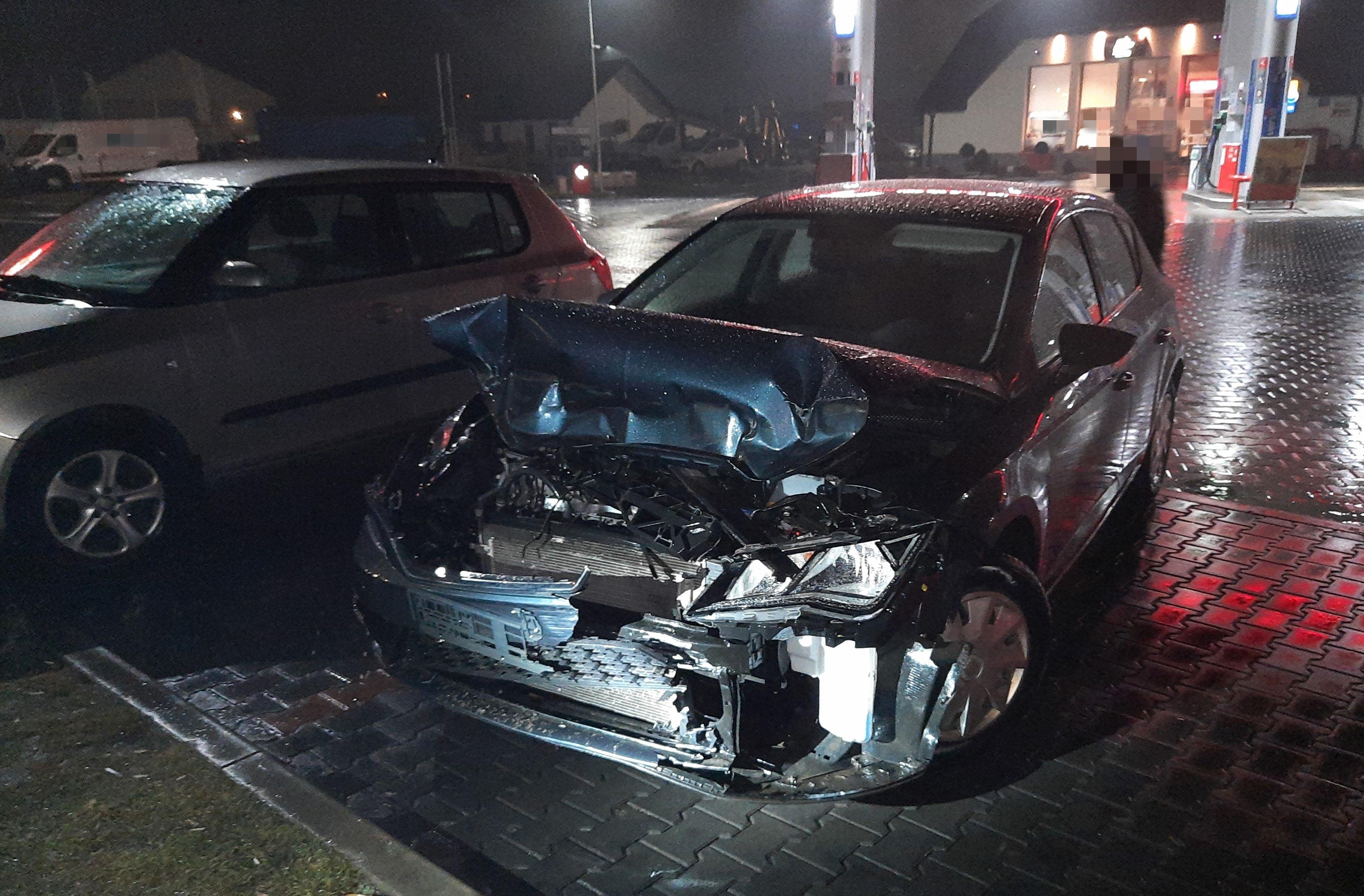 Kierowca z zatrzymanym prawem jazdy i poszukiwany jechał rozbitym samochodem autostradą koło Krakowa.