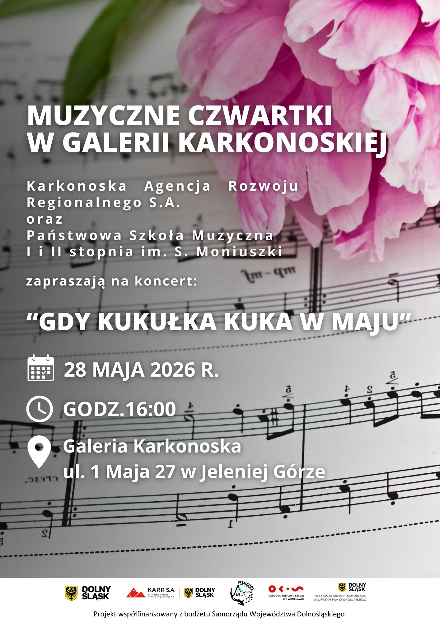 Plakat zapowiadający wydarzenie muzyczne z cyklu „Muzyczne Czwartki w Galerii Karkonoskiej”. Tło grafiki stanowią czarno-białe nuty oraz duży, różowy kwiat piwonii umieszczony w prawym górnym rogu. Główna część plakatu zawiera napisy w kolorze białym. Na samej górze widnieje tytuł cyklu pisany dużymi literami. Poniżej znajduje się informacja, że Karkonoska Agencja Rozwoju Regionalnego S.A. oraz Państwowa Szkoła Muzyczna I i II stopnia im. S. Moniuszki zapraszają na koncert pod tytułem „Gdy kukułka kuka w maju”. W dolnej części umieszczono szczegóły organizacyjne, zilustrowane odpowiednimi ikonami: data to 28 maja 2026 roku, godzina 16:00, a miejsce wydarzenia to Galeria Karkonoska przy ulicy 1 Maja 27 w Jeleniej Górze. Na samym dole plakatu, na białym pasku, zamieszczono logotypy partnerów i współorganizatorów, w tym Dolnego Śląska oraz KARR S.A., a także informację tekstową, że projekt jest współfinansowany z budżetu Samorządu Województwa Dolnośląskiego.