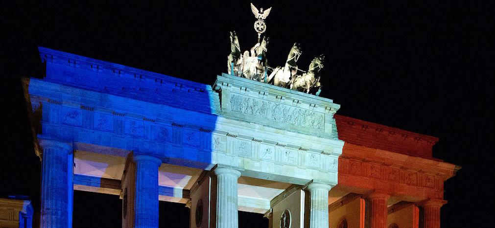 1920px-brandenburg_gate_in_french_flag_colours.jpg