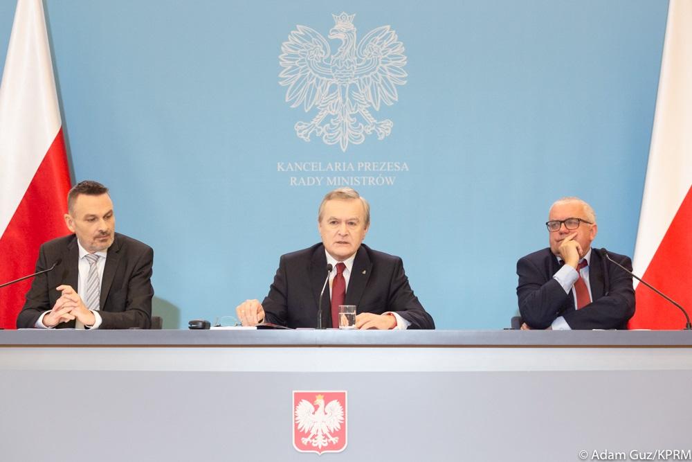 Od lewej: Wojciech Kaczmarczyk, Piotr Gliński, Adam Lipiński siedzą podczas konferencji.