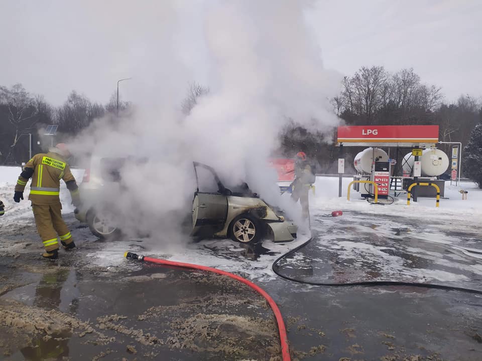 Pożar samochodu w miejscowości Gręzów.