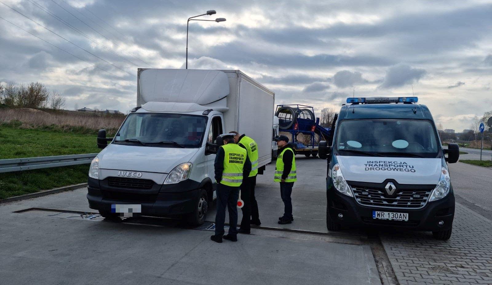 Mazowieccy inspektorzy ITD kontrolują rzeczywistą masę całkowitą samochodu dostawczego.