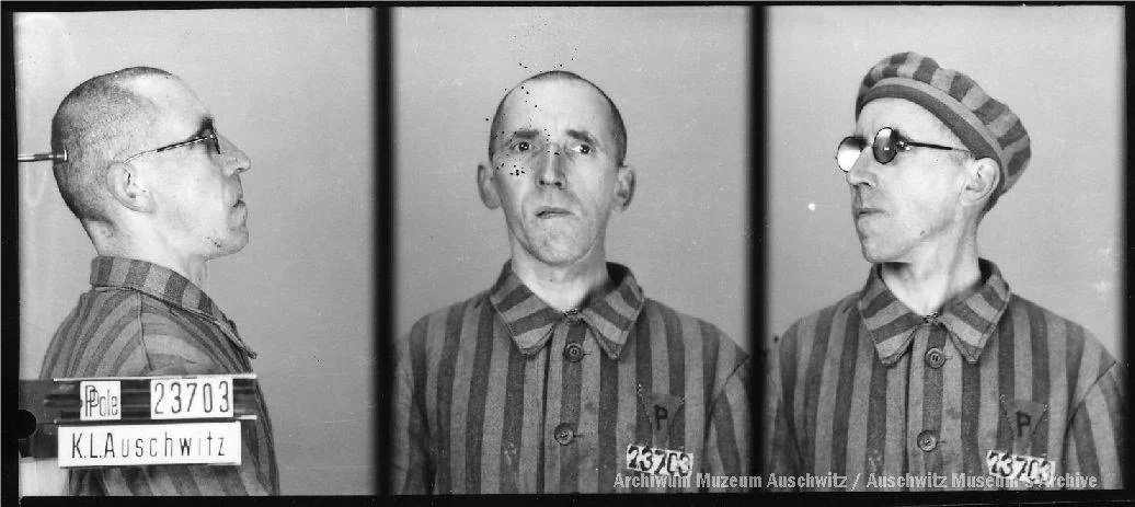 Zdjęcie z przodu i profilu Stanisława Szydłowskiego, Auschwitz, ubrany w pasiasty strój z numerem 23703