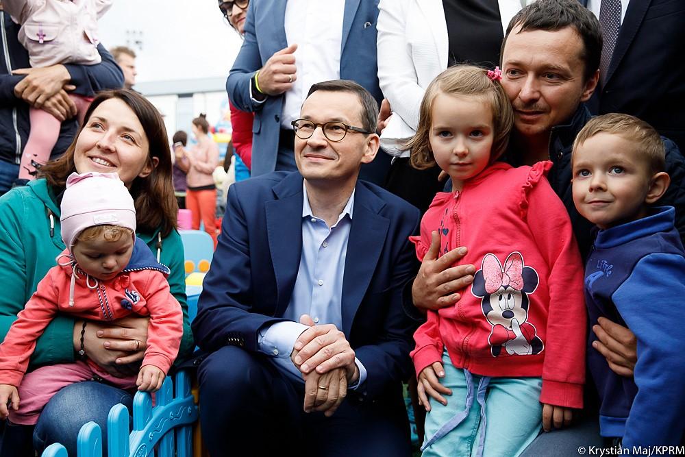 Premier Mateusz Morawiecki pozuje do zdjęcia z rodziną.