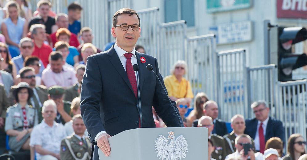 Premier Mateusz Morawiecki przy mównicy w Stalowej Woli.