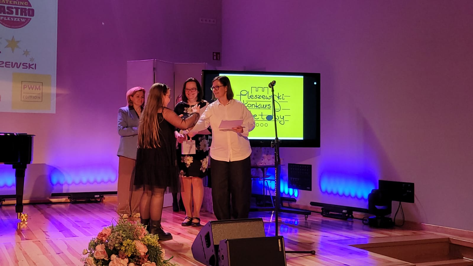 uczennica odbiera dyplom