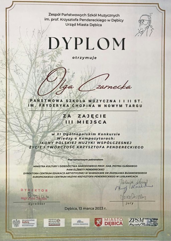 Dyplom za zajęcie III miejsca w ogólnopolskim konkursie wiedzy o kompozytorach. W tle drzewa za mgłą, wszystko w zamglonej aurze. W prawym górnym rogu szkic Krzysztofa Pendereckiego. Od góry kolejno nazwa organizatorów konkursu, następnie dane laureata, nazwa, patroni, podpisy dyrekcji oraz jurorów. Na samym dole loga organizatorów, współorganizatorów oraz patronów wydarzenia.