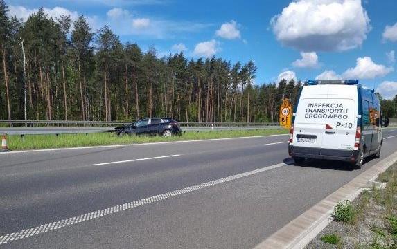 Miejsce groźnej kolizji zabezpieczyli inspektorzy dolnośląskiej ITD.