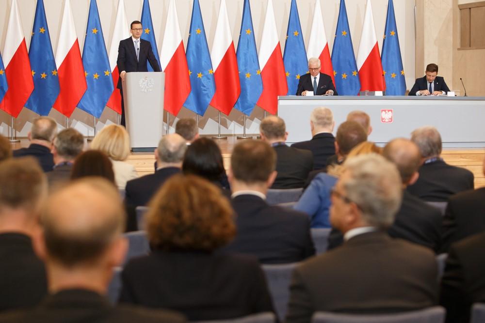 Premier Mateusz Morawiecki przemawia.
