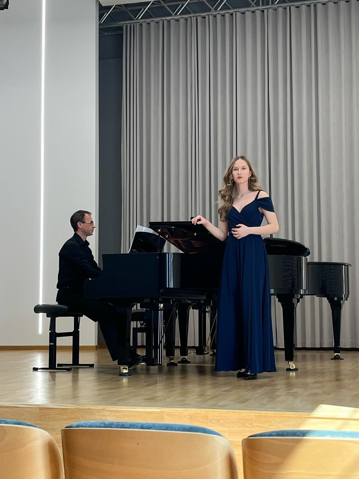 Wokalistka Amelia Szmidt, przy fortepianie Maciej Janas na Konkursie Wokalnym w Gliwicach. W tle scena sali koncertowej.