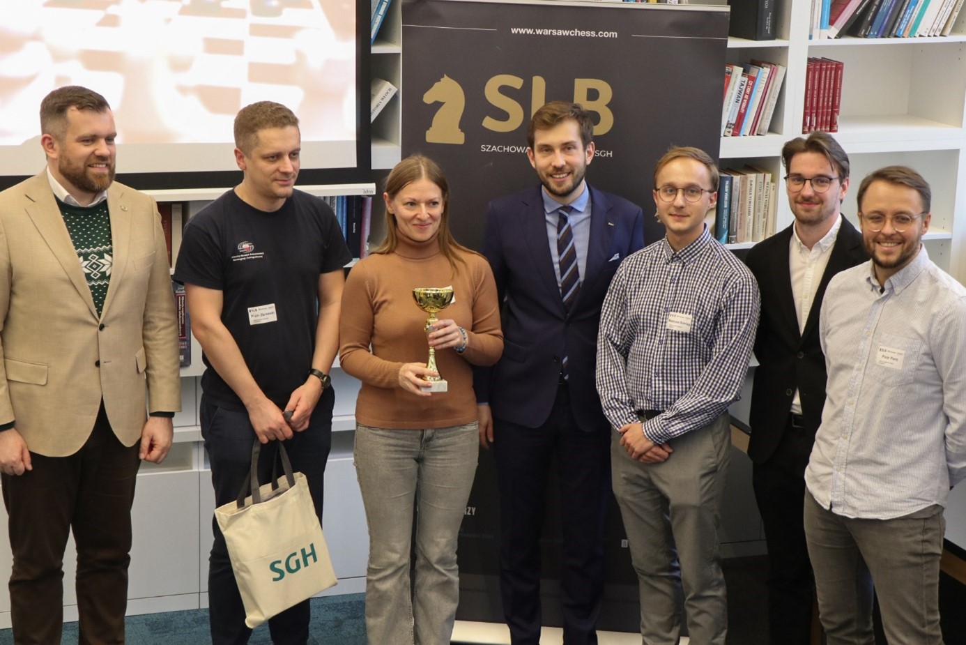 Zespół GUGiK Odbiera nagrodę za zajęcie 2 miejsca w sezonie jesień 2025 w towarzystwie organizatorów i sekretarza generalnego FIDE. Od lewej: Łukasz Turlej - sekretarz generalny FIDE, Piotr Zbrzeski, Agata Trybuła, Piotr Czajkowski - organizator, Mateusz Szeląg, Antoni Loba - organizator, Piotr Perz. 