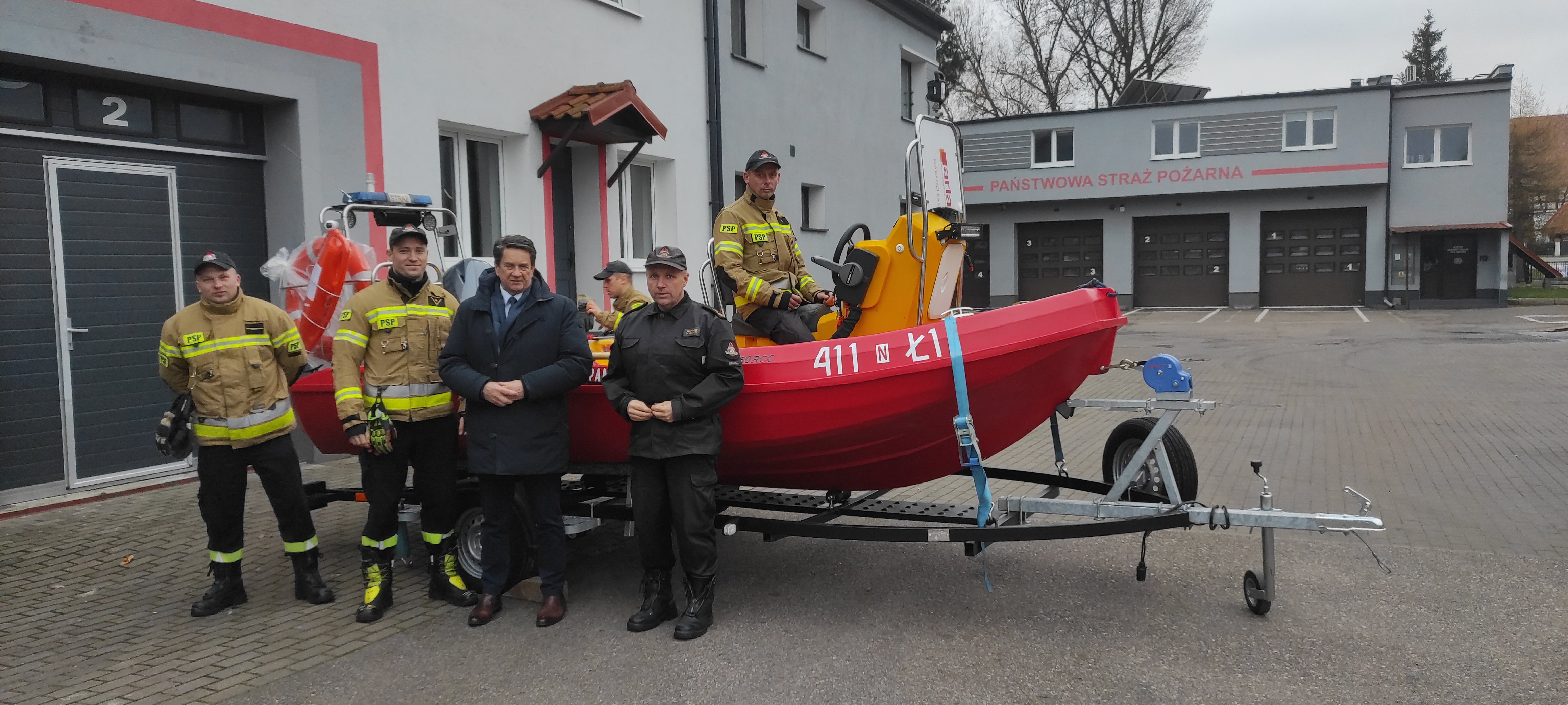 Nowa łódź trafiła do braniewskich strażaków.