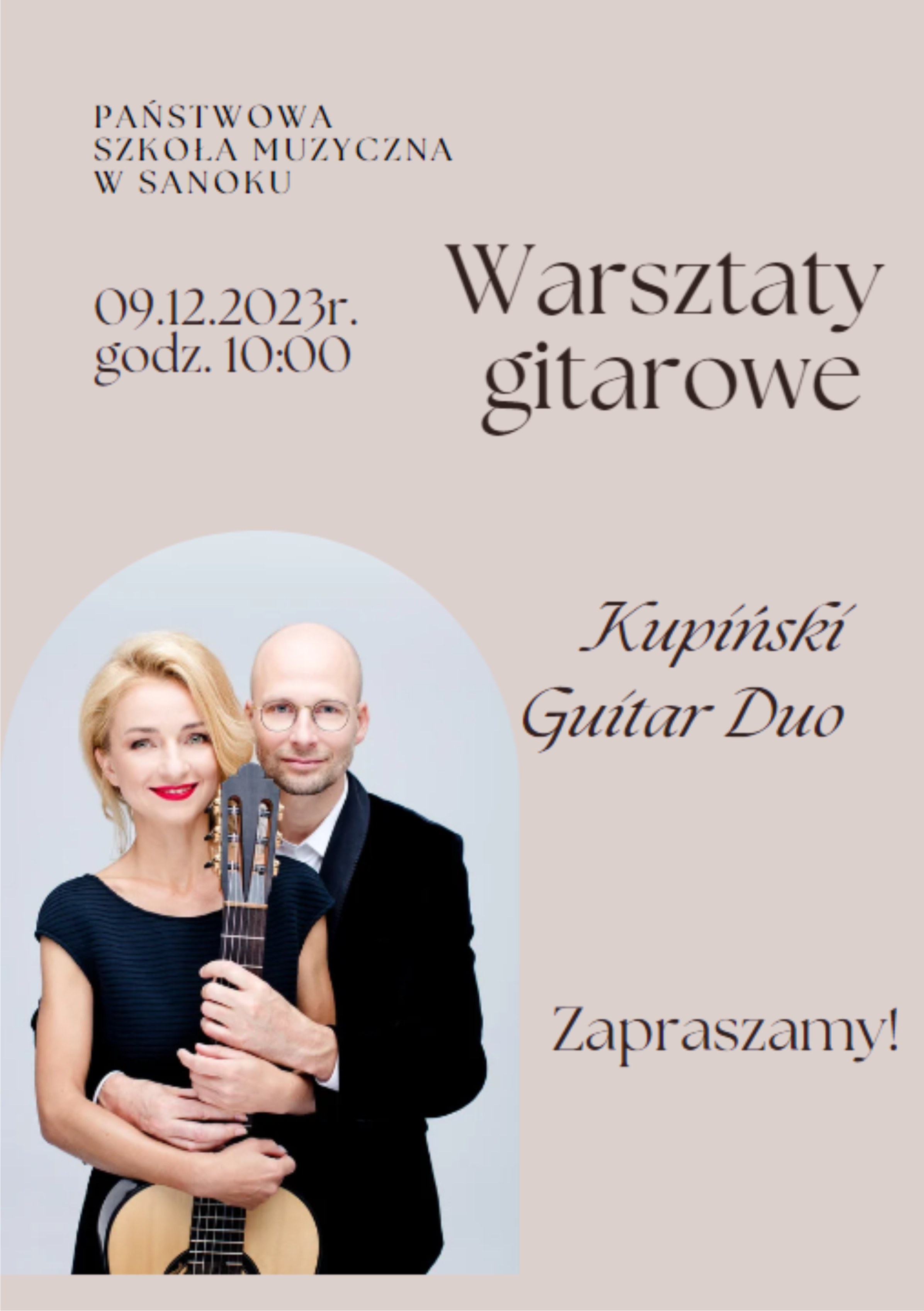 Plakat warsztatów gitarowych w dn. 9 grudnia 2023r. Zdjęcie wykładowców Kupiński Guitar Duo na beżowym tle. 
