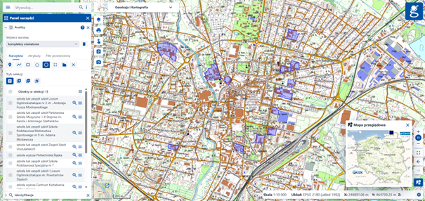 Ilustracja przedstawia wynik przykładowej selekcji obiektów z warstwy "kompleksy sportowe".