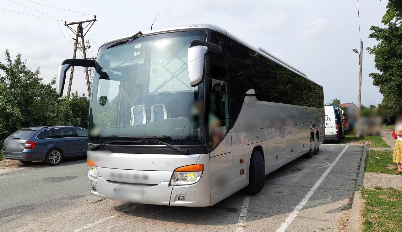 Widoczny przód i lewy bok kontrolowanego autobusu turystycznego.