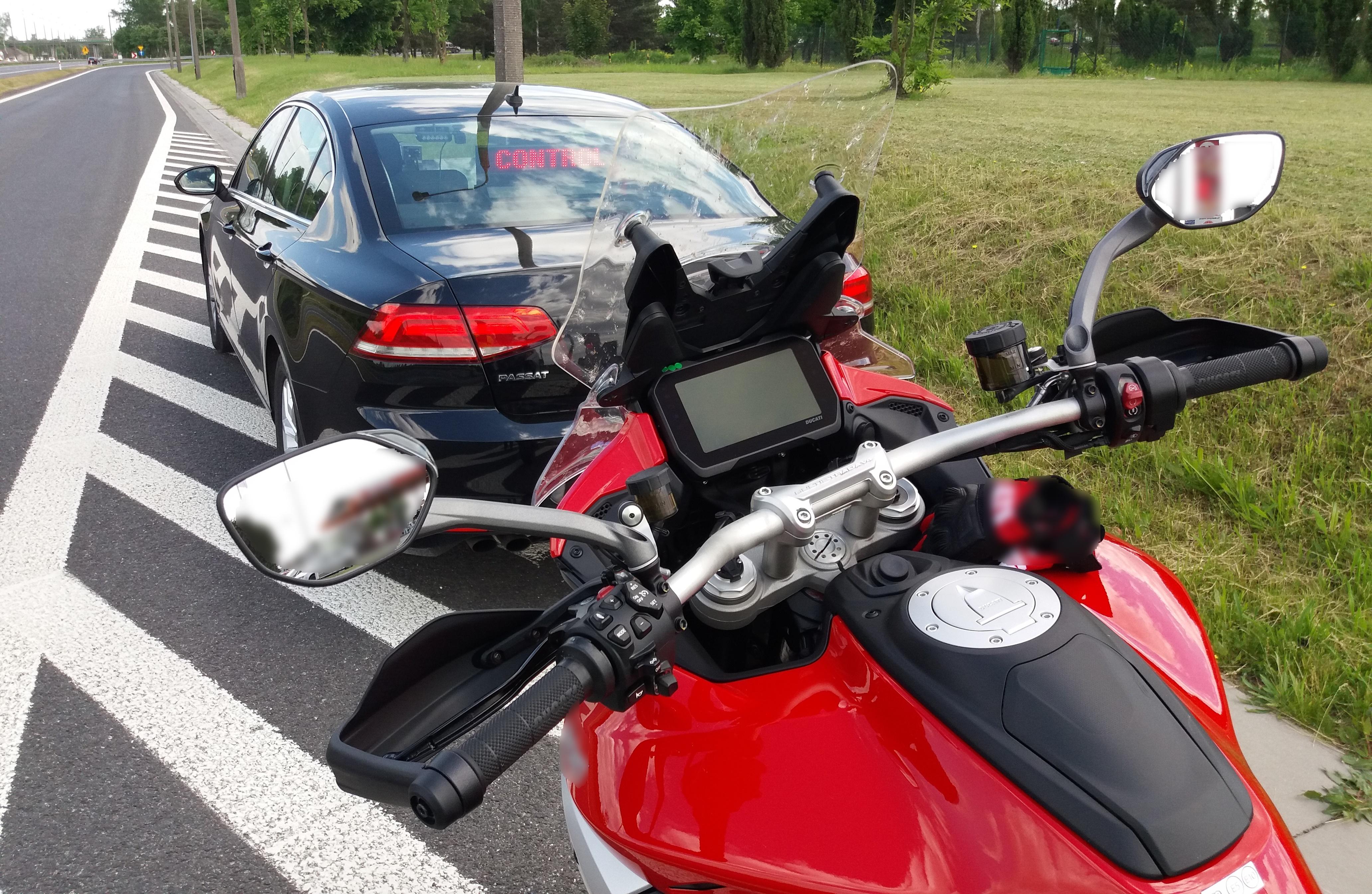 Zatrzymany motocykl i nieoznakowany radiowóz