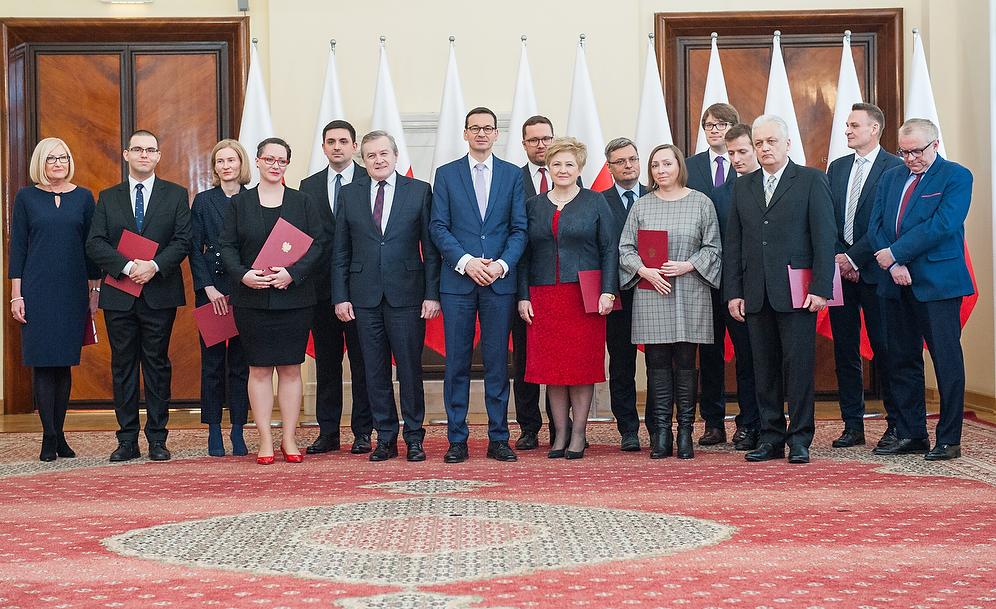 Powołani członkowie Rady Narodowego Instytutu Wolności wraz z premierem Mateuszem Morawieckim i ministrem Piotrem Glińskim