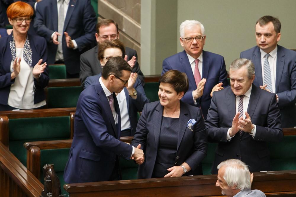 Premier Mateusz Morawiecki i ministrowie na mównicy sejmowej.