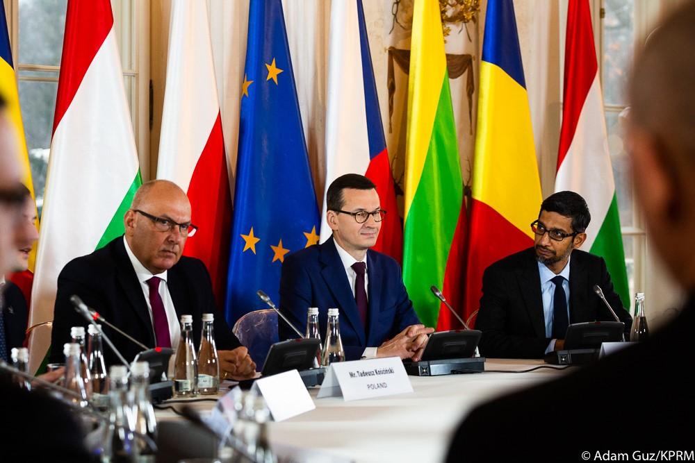 Premier Mateusz Morawiecki oraz Sundararajan Pichai podczas posiedzenia okrągłego stołu.
