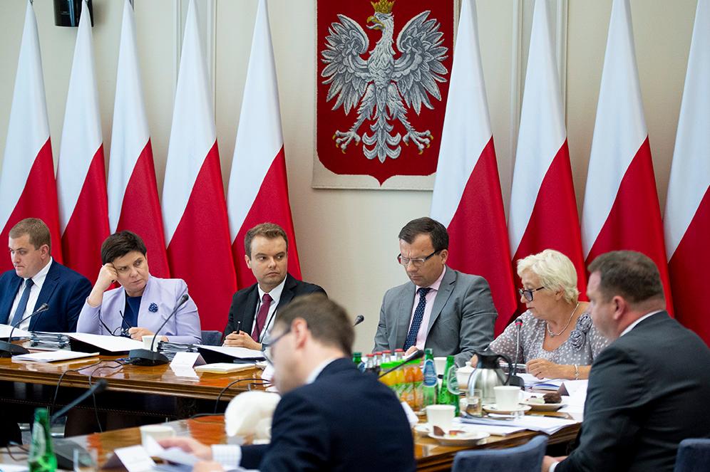 Siedzący przy stole członkowie Komitetu Społecznego RM na posiedzeniu.