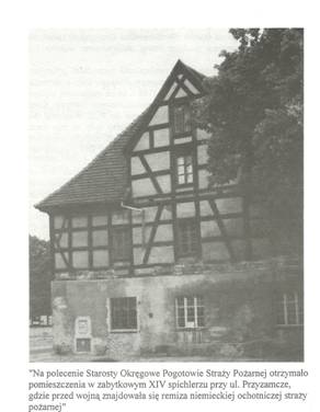 Budynek Okręgowego Pogotowia Straży Pożarnej w zabytkowym XIV wiecznym spichlerzu przy ulicy Przyzamcze w Lęborku.