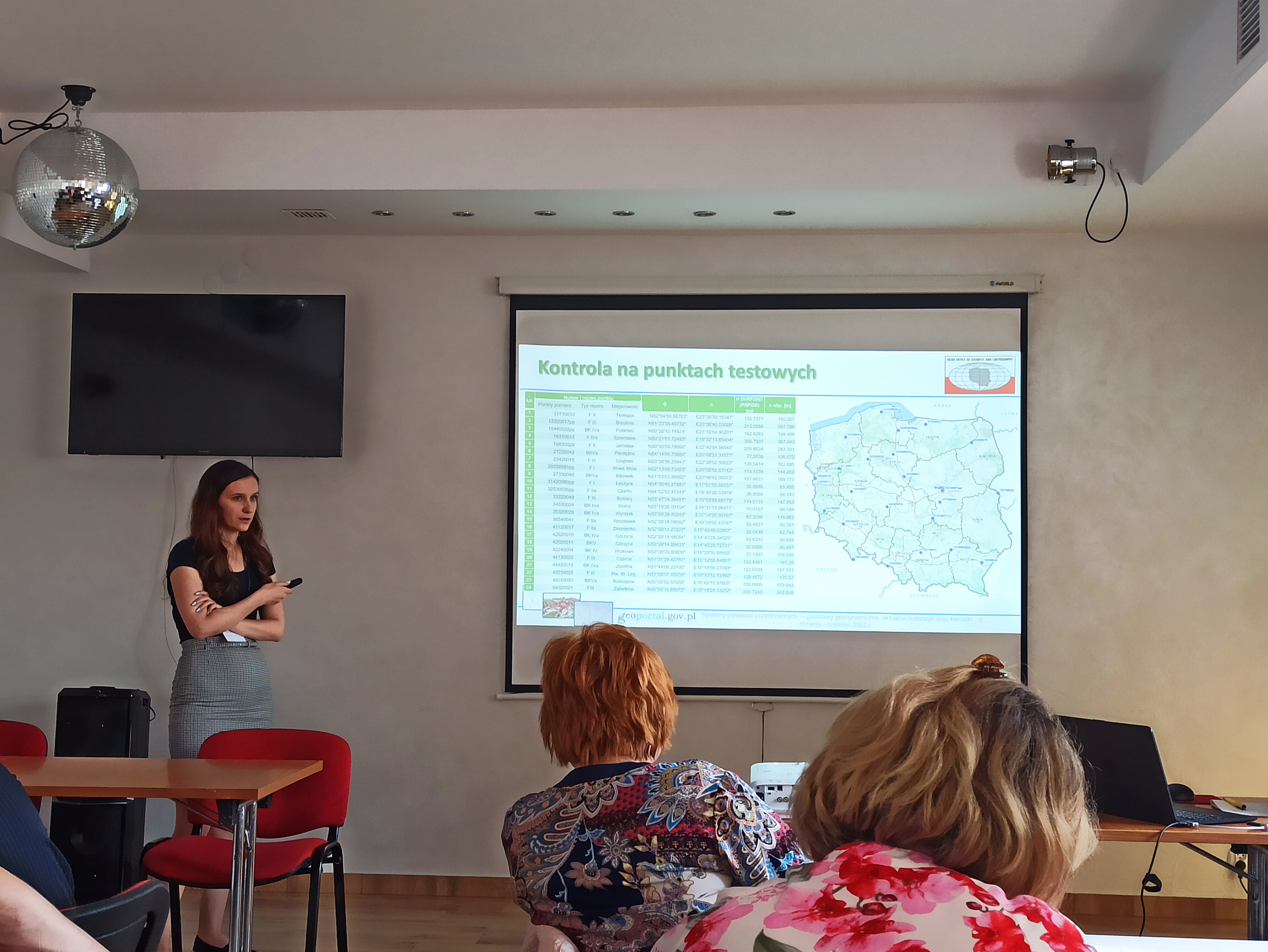 Na zdjęciu Aneta Mielczarczyk, Specjalista Wydziału GSOP w trakcie prezentacji na temat opracowania modelu quasi-geoidy PL-geoid2021.