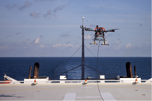Testy elementów systemu AVAL przeprowadzone na morzu. Na zdjęciu dron unoszący się nad wodą tuż po starcie ze statku