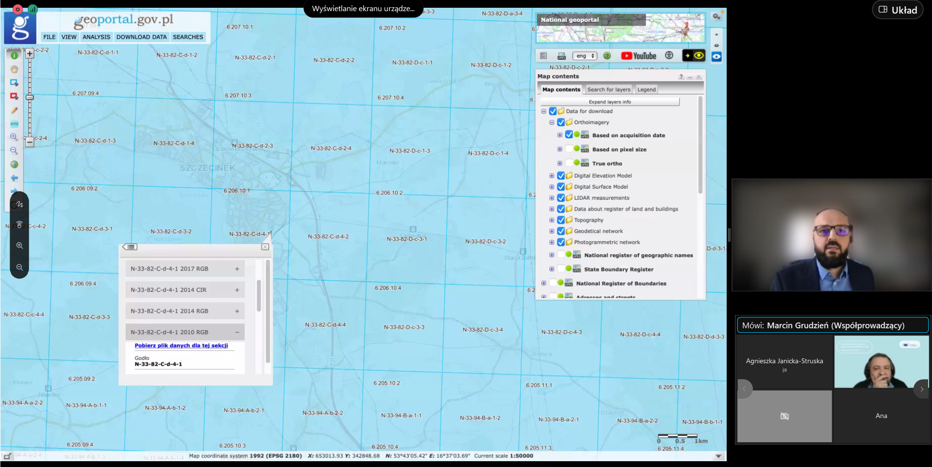 Zrzut ekranu z programu do prowadzenia konferencji online. Po lewej stronie fragment prezentacji przedstawiający zrzut ekranu ze strony geoportal.gov.pl, a po prawej prowadzący spotkanie.
