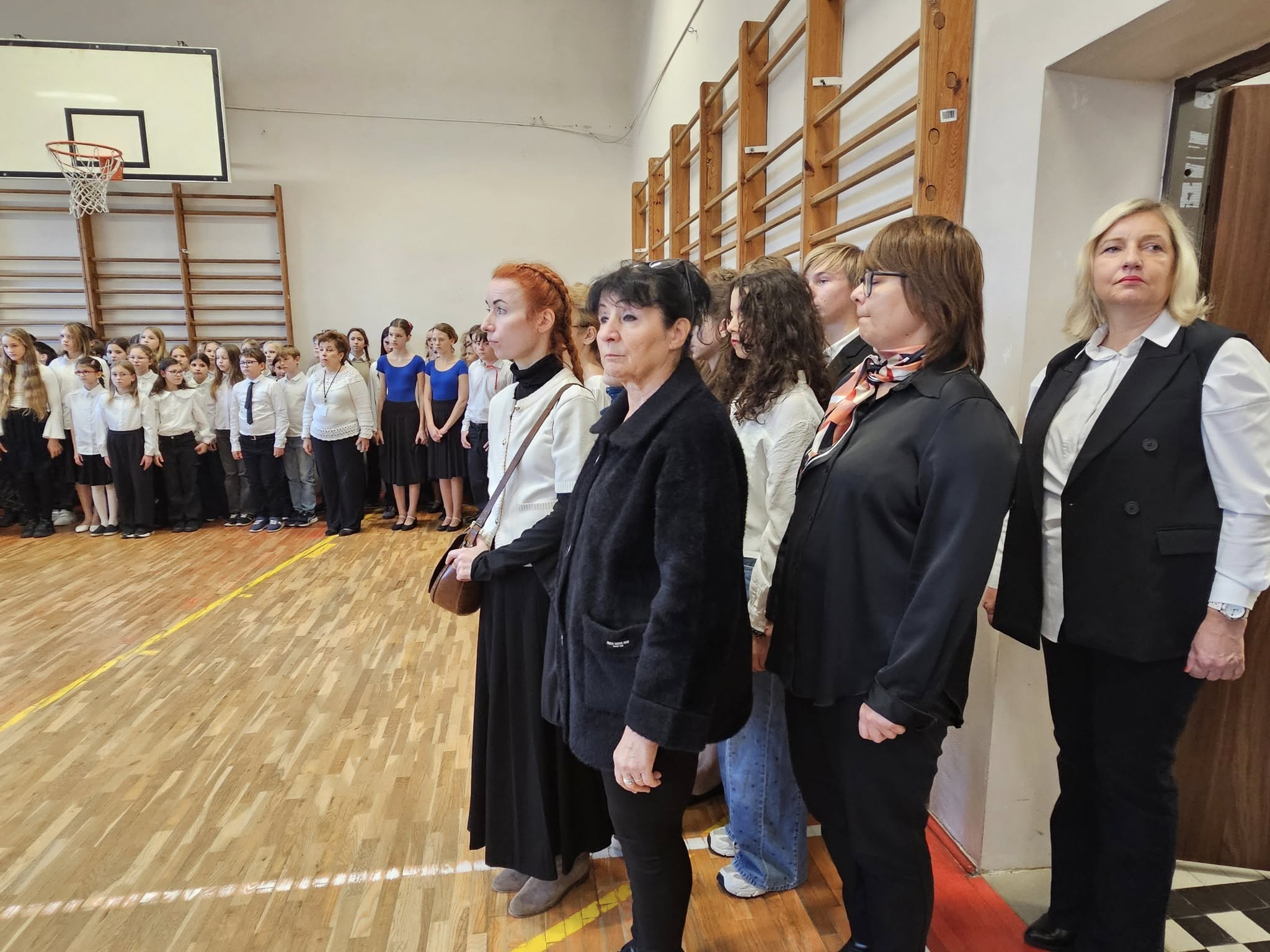 Uroczystość na sali gimnastycznej z okazji 107 rocznicy odzyskania Niepodległości Polski